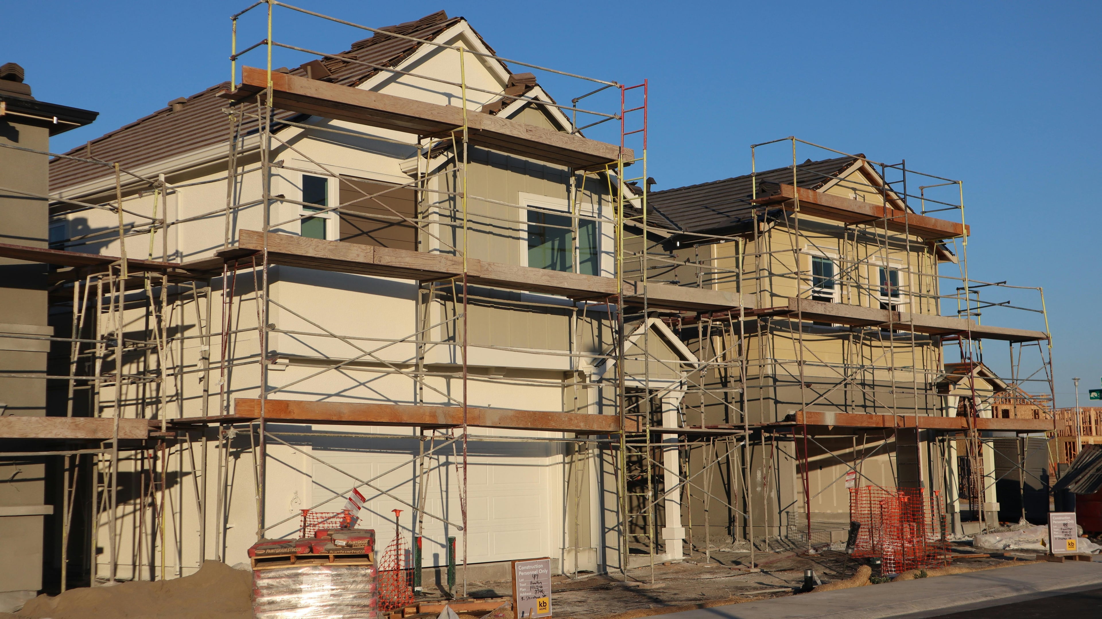 US Housing Market: Homebuilders Cut Prices Amid High Rates
